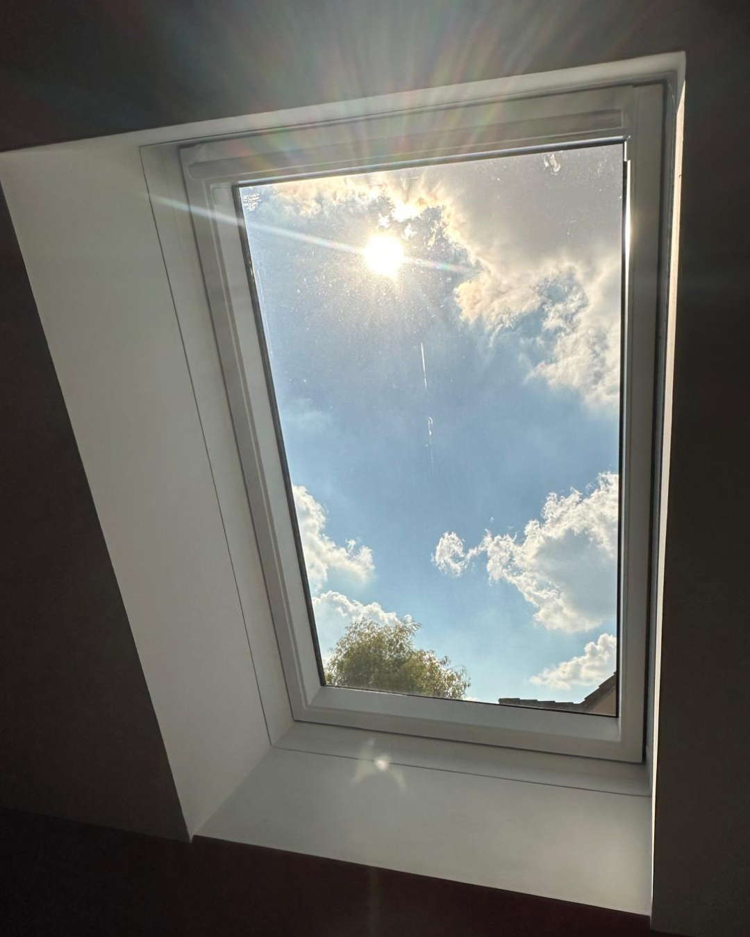 Fenêtres de toit (type Velux) — chantier réalisé par Le QG de l'Habitat Fenêtres de toit (type Velux) — chantier réalisé par Le QG de l'Habitat